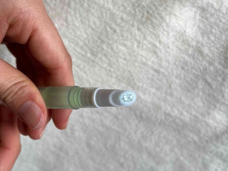 ペンの容器を時計回りに回すと、中に入っているオイルが出る