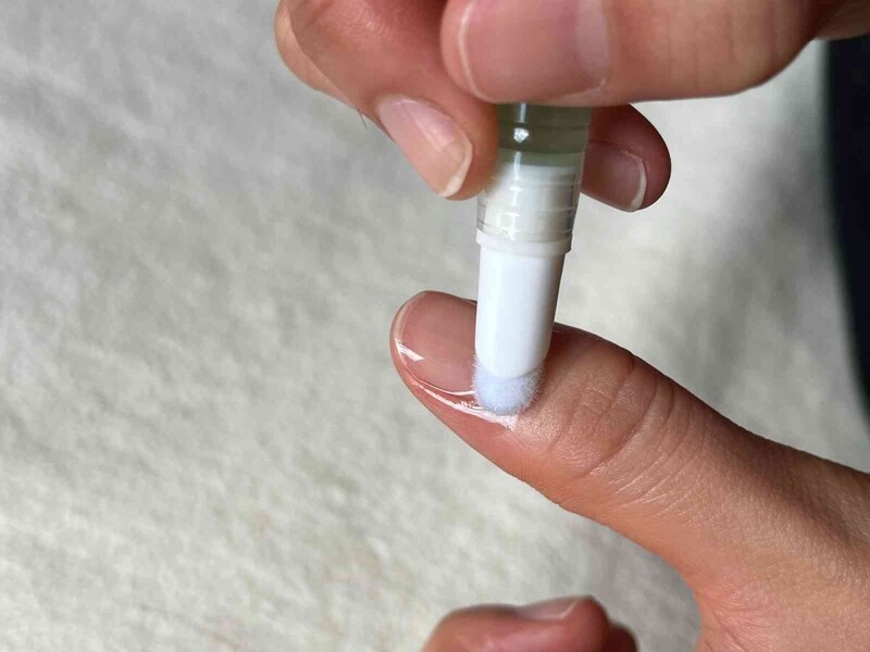 スポンジにオイルが染み込んだら、爪の生え際や爪につける