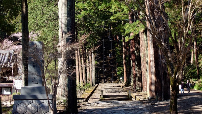 身延山久遠寺・菩提梯
