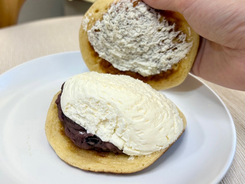 もちもちのどら焼き皮に、クリームとあんこがこれでもかとたっぷり！