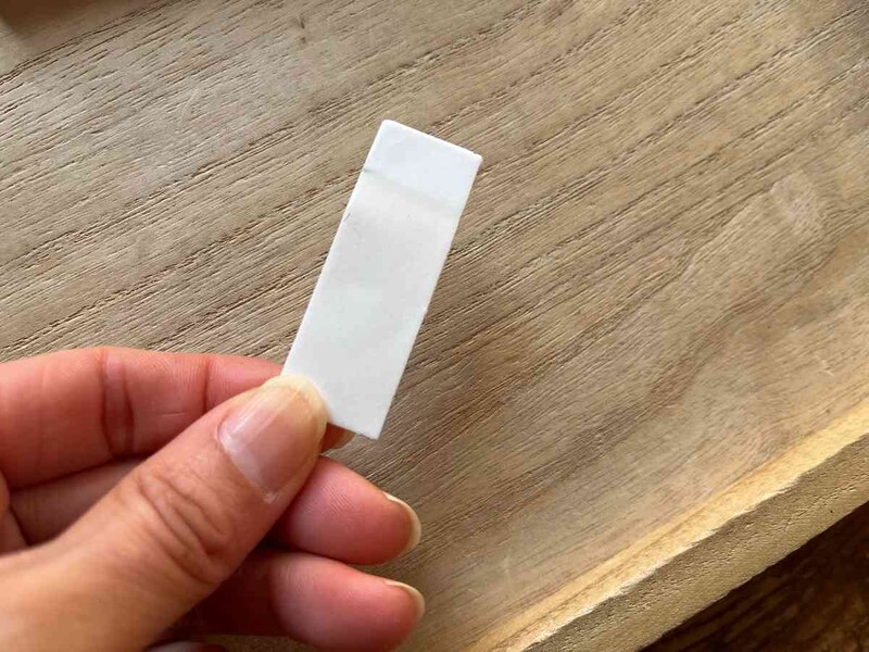 セリアの「はがし跡が残りにくいタオルハンガー」専用の粘着テープ