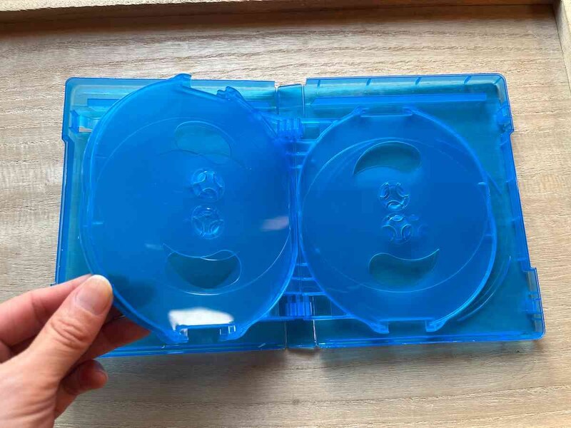 セリアの「ブルーレイケース 8枚収納」はCDやDVDをはめ込むタイプ