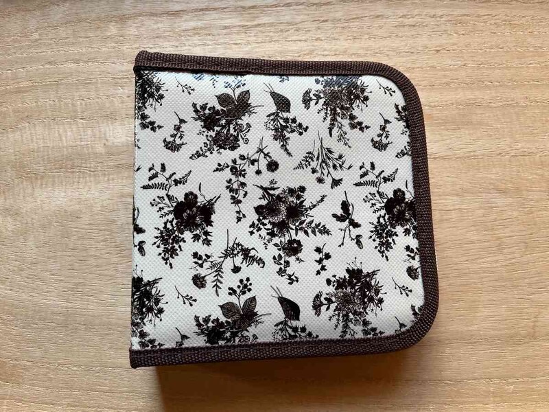 セリアの「CD／DVDケース 20枚収納」