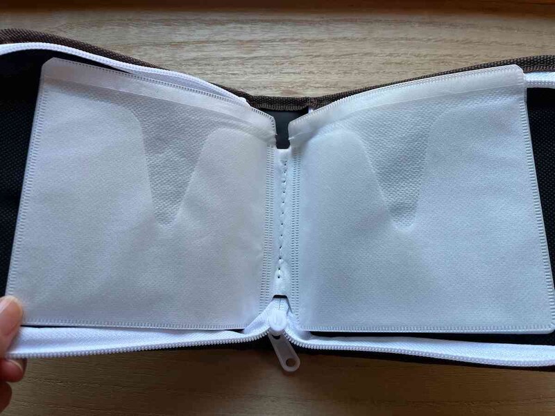 セリアの「CD／DVDケース 20枚収納」はファスナーで開閉できるタイプ