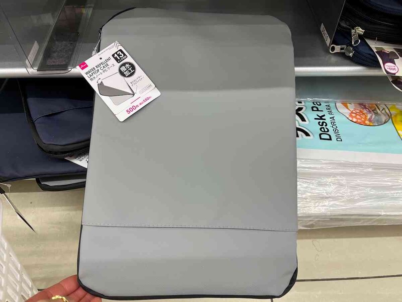 ダイソーの「撥水タブレットケース（13インチ）」