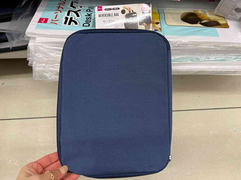 ダイソーの「リバーシブルバッグ（8ポケット、約29cm）」
