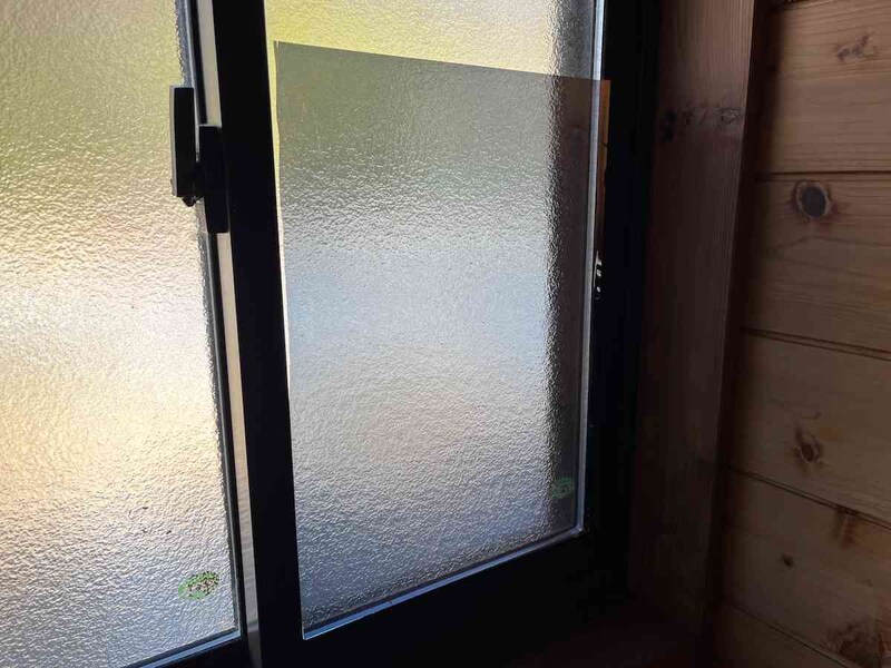 はくりシートをはがして、よれないように貼り付けていく