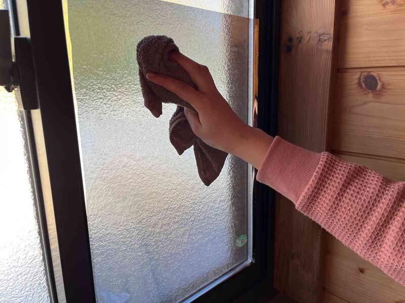 乾いた布で表面の水分を取り除く