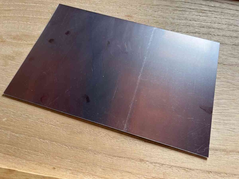 ダイソーの「ミラーシート」は保護フィルムをはがして使う