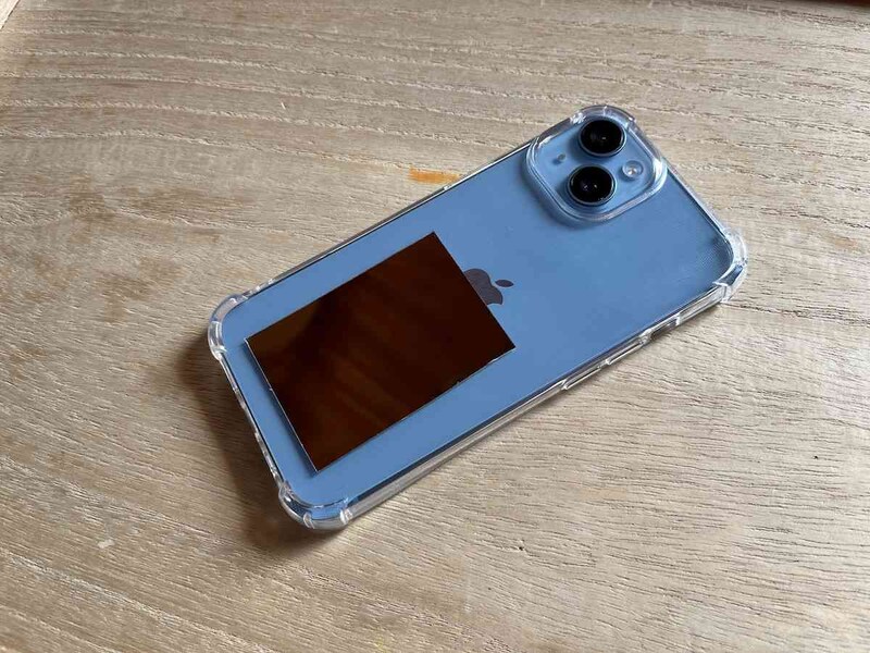 カットしたダイソーの「ミラーシート」をスマホケースに貼る