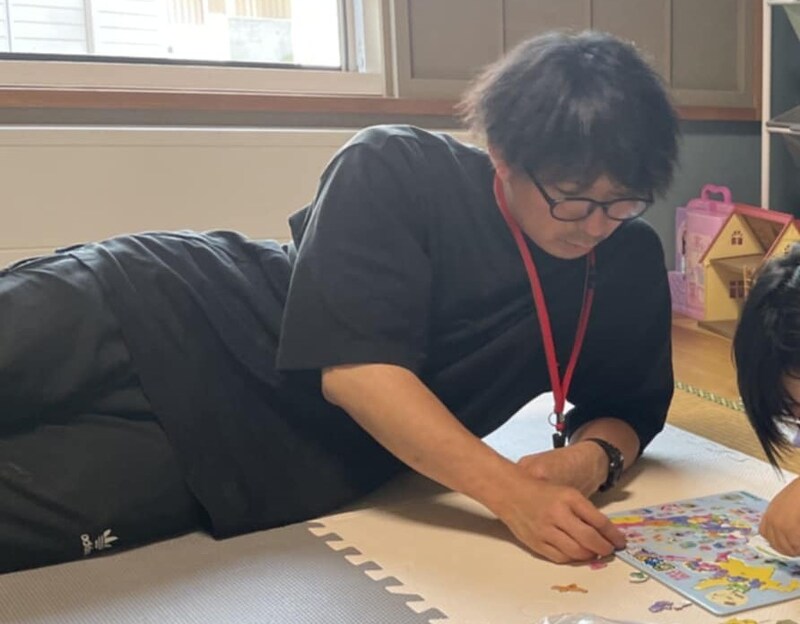 療育施設で子どもと遊ぶ相澤さん