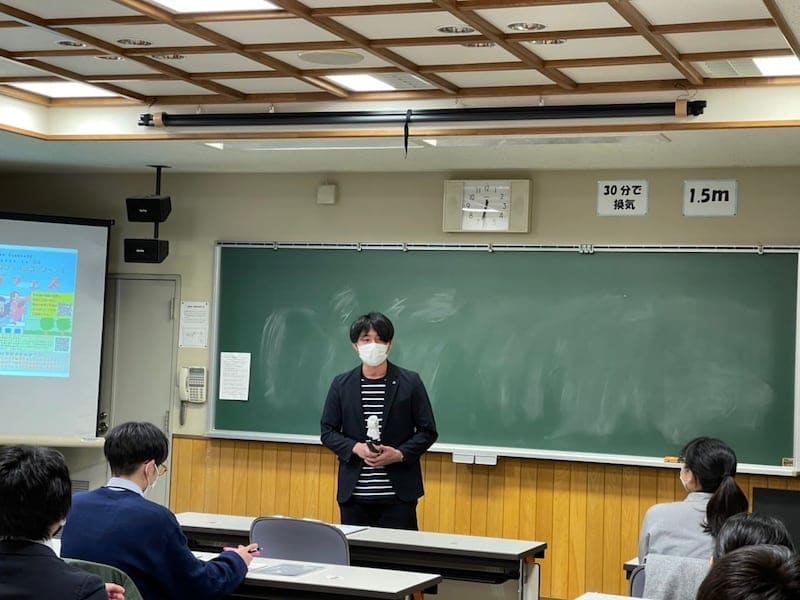 教員時代に教育サークルを立ち上げセミナーをする相澤さん