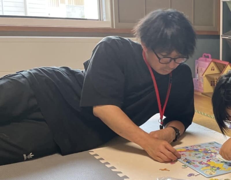 療育施設で子どもと遊ぶ相澤さん