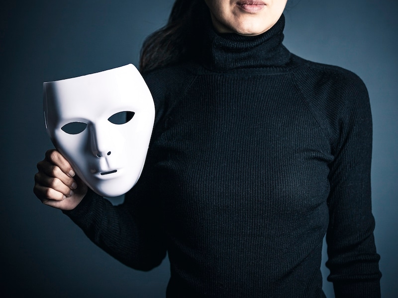 人は自分を偽りながら生きていくものなのだろうか