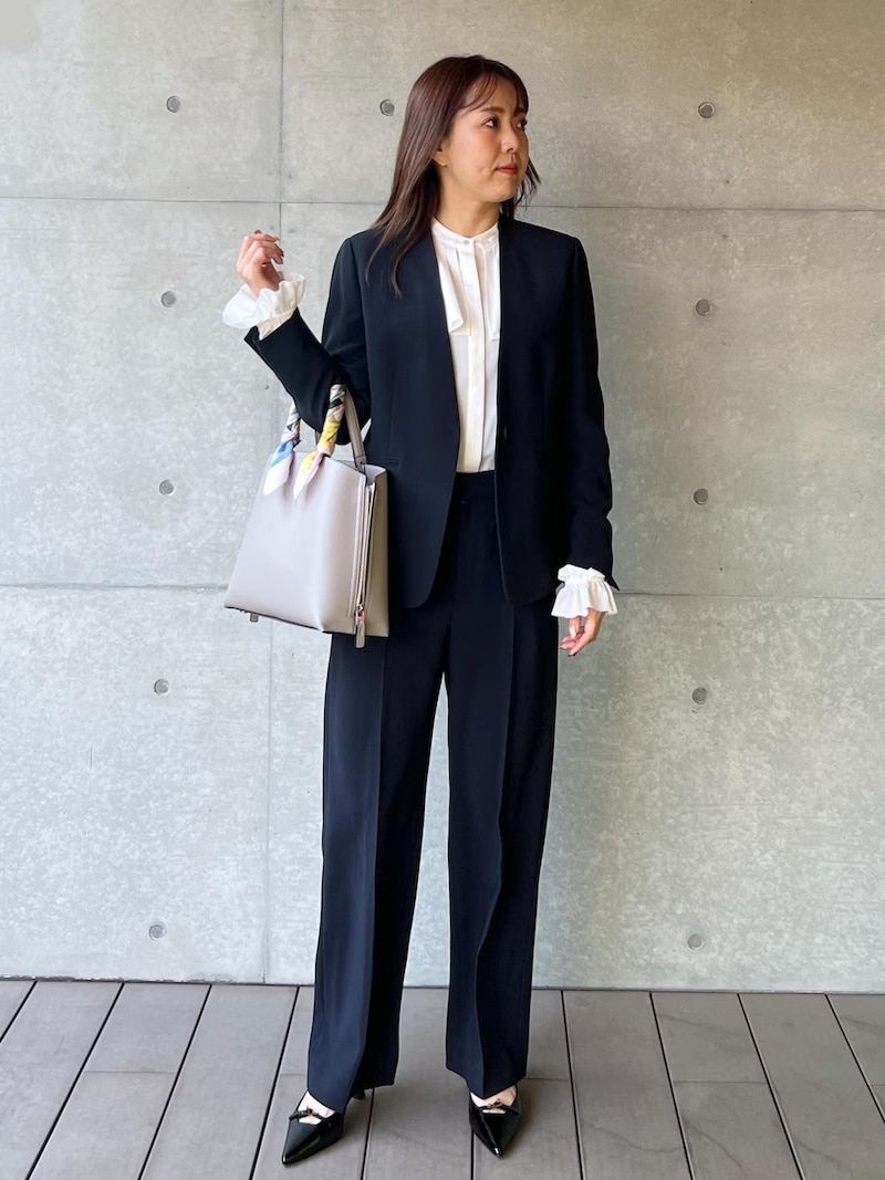 お仕事シーンでも着られるセットアップが人気です　出典：WEAR