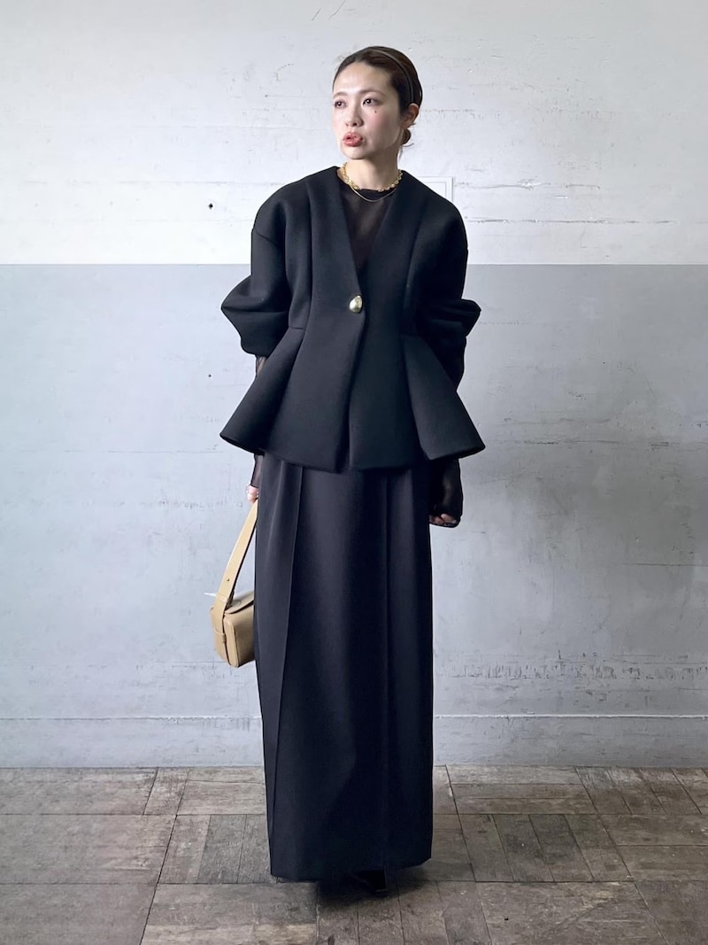 お腹まわりも自然にカバーしてくれるペプラムジャケットが優秀　出典：WEAR