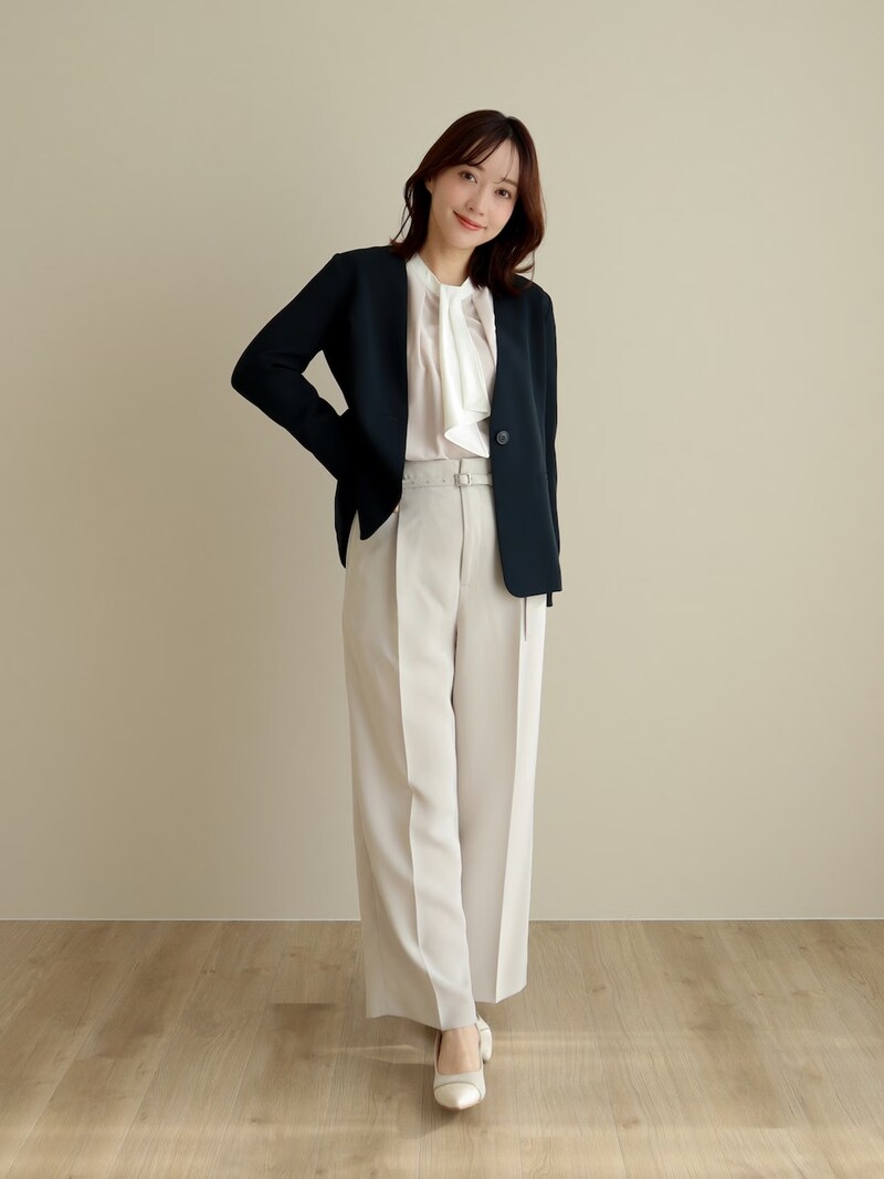 淡いピンクやライトグレーでまとめた着こなしに紺のジャケットを羽織って　出典：WEAR