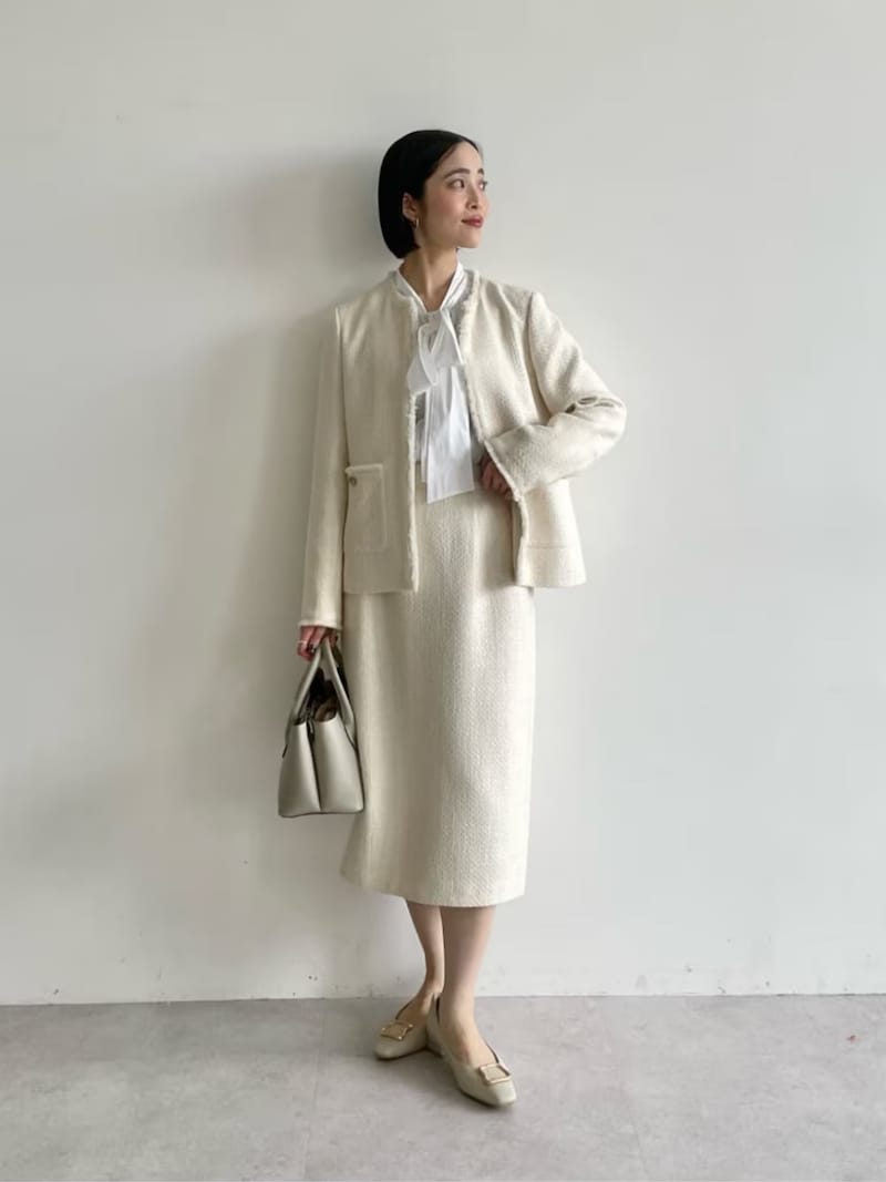 ジャケット＆スカートのセットに、ボウタイブラウスがポイントに　出典：WEAR