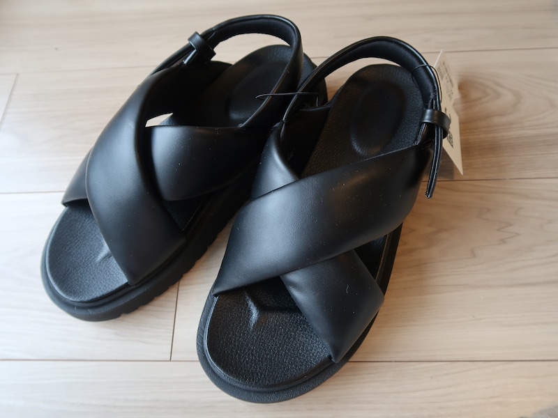ユニクロ　クロスストラップサンダル　3990円（税込）