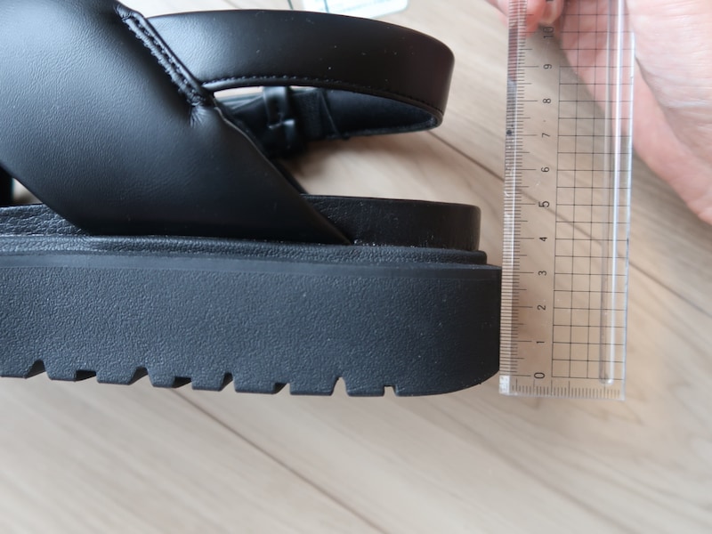 ソールの厚みは3センチほどあり、脚長効果も期待できそうです