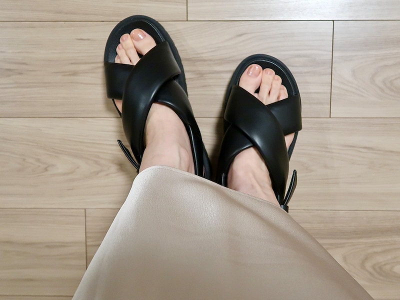 サテンスカートなどフェミニンなアイテムとも好相性です