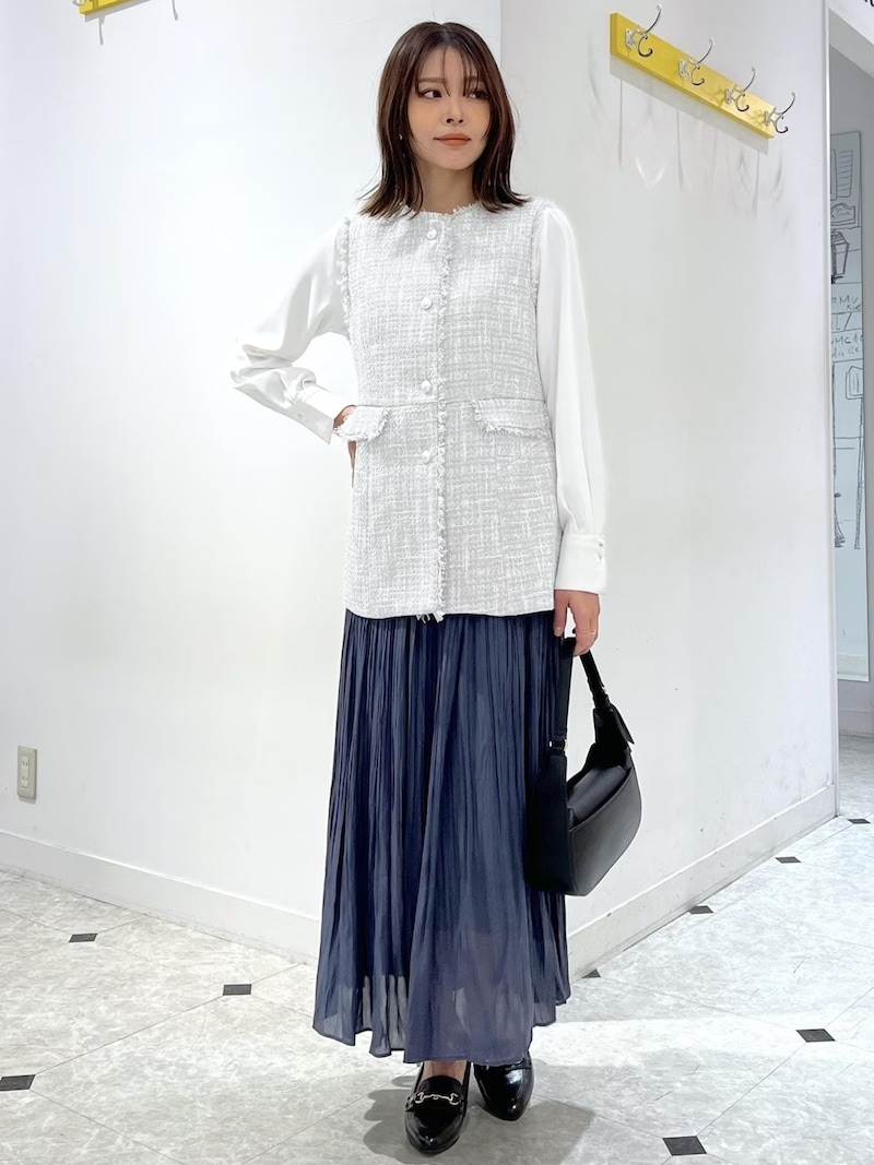 重くなりやすいネイビーのロングスカートもエアリーな質感なら軽やか　出典：WEAR