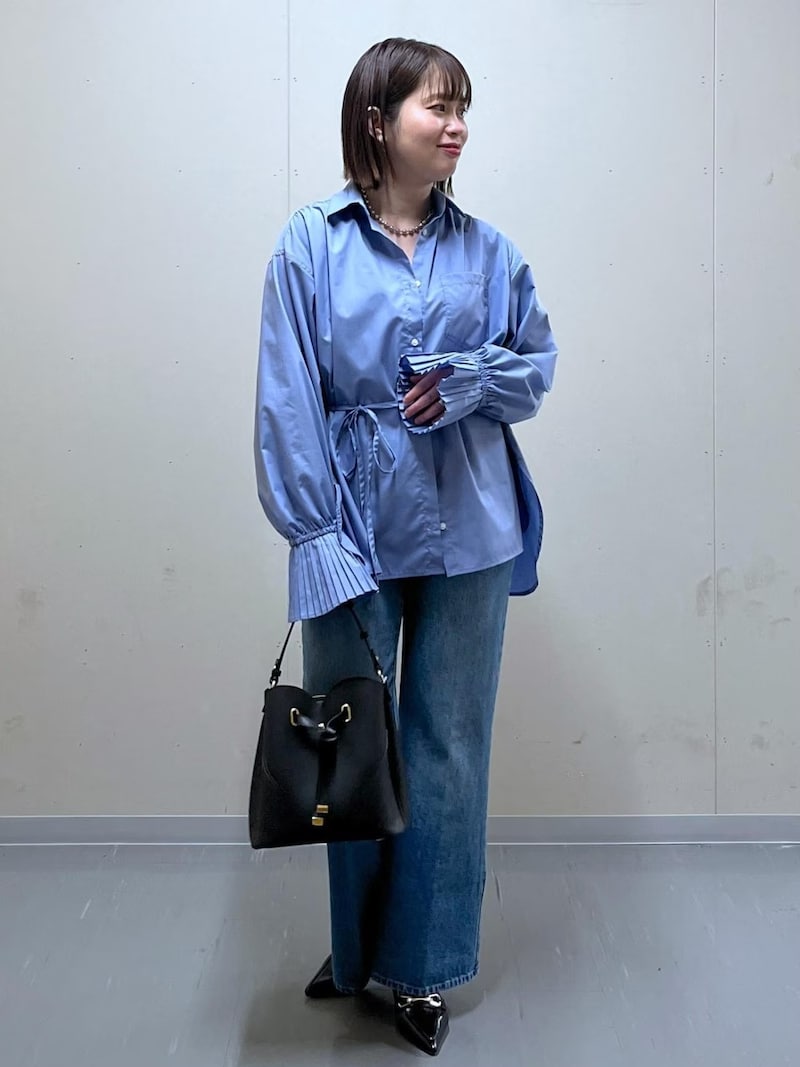 ブルーのシャツを合わせてワントーンでまとめて　出典：WEAR