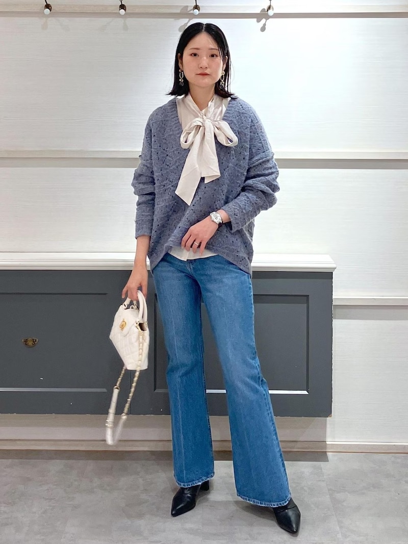 上品なボウタイブラウスでフェミニンにまとめて　出典：WEAR