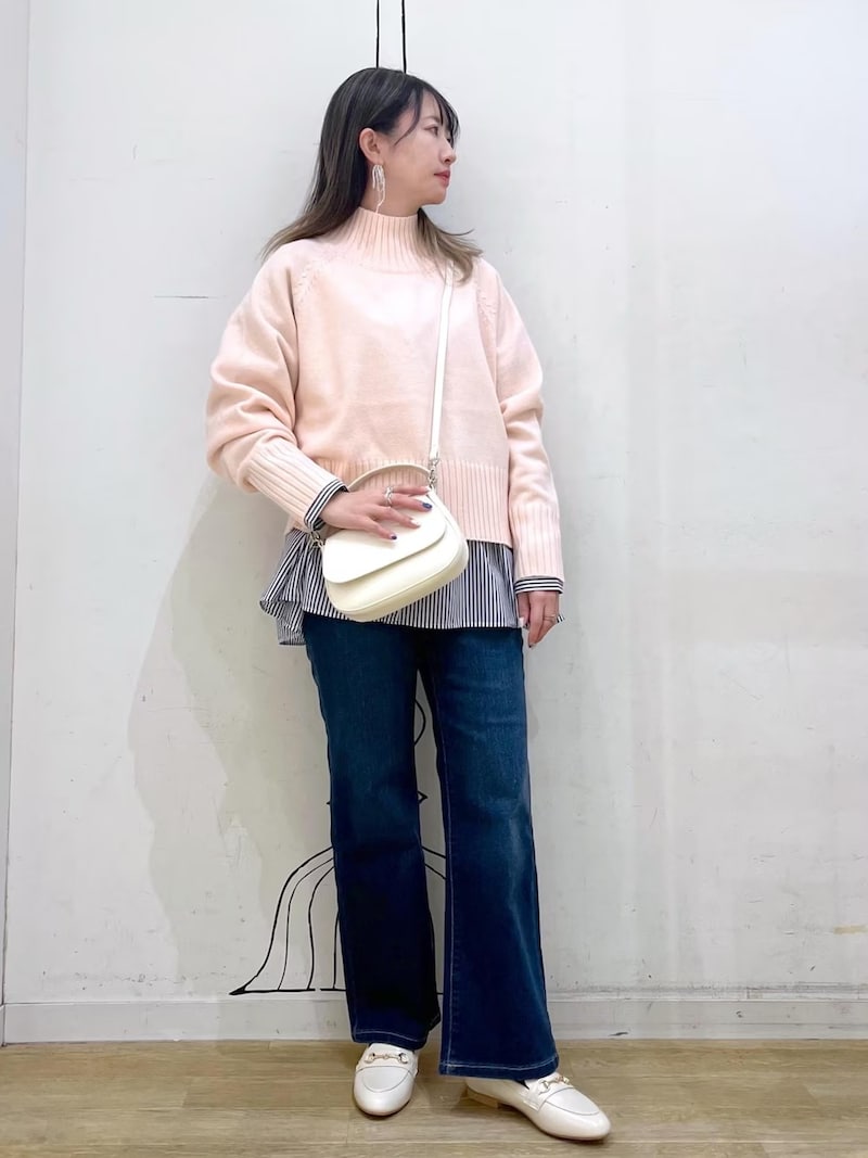 明るいピンクはデニムと好相性　出典：WEAR