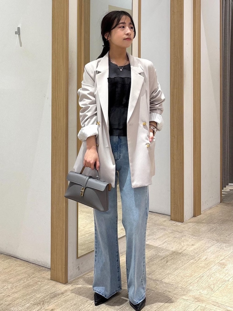 美脚効果の高いフレアデニムはジャケットとも合わせやすいです　出典：WEAR