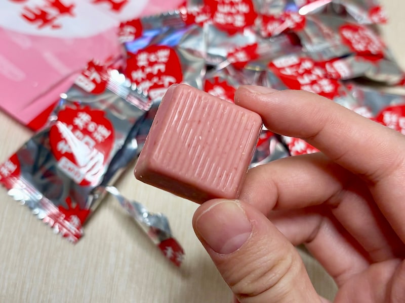 ピンク色のチョコキューブがキュート! 人にあげやすい個包装もうれしい