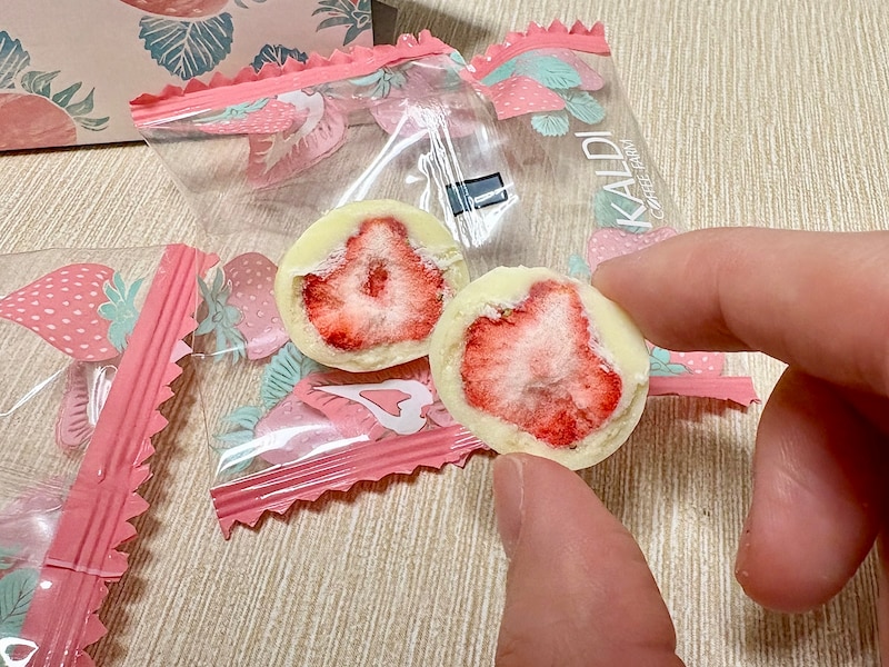 1箱に3個入り。ホワイトチョコの中には、ぜいたくにいちごがまるっと1つ入っています!