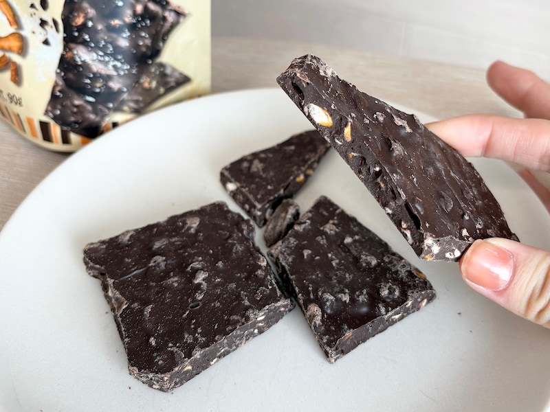 チョコの中には砕いたプレッツェルが入っています