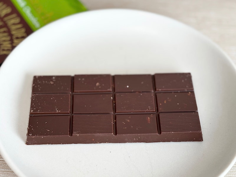 袋を開けるとシンプルな板チョコが1枚入っています