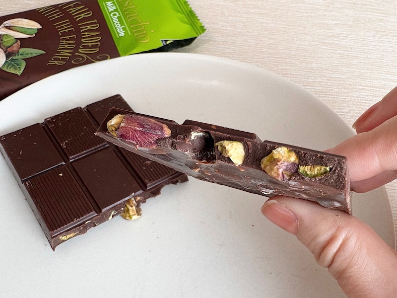 半分に割ってみると、たっぷりのピスタチオが。 香ばしい香りに癒やされます