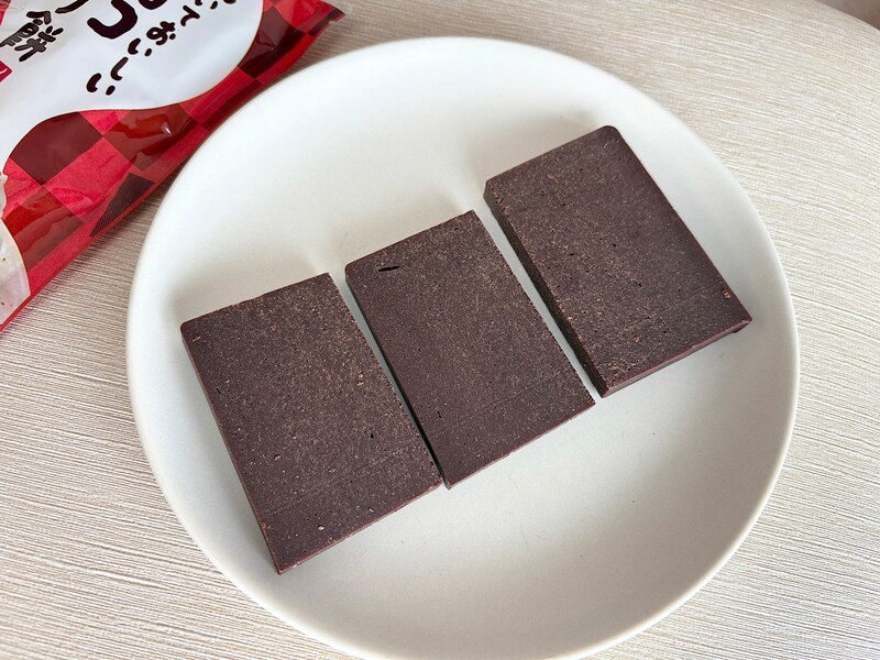 袋の中にはチョコレート色の切り餅が。オーブントースターや電子レンジで加熱してからいただきます