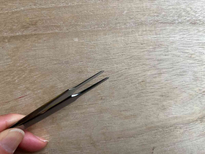 ダイソーの「ラウンドチップピンセット」は先端が細い