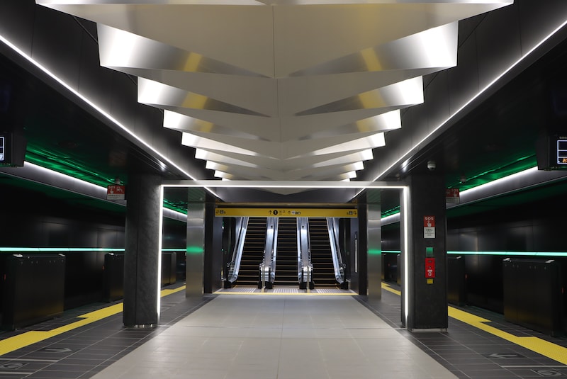 Osaka Metro中央線の夢洲駅。金属パネルの折り紙天井が特徴的