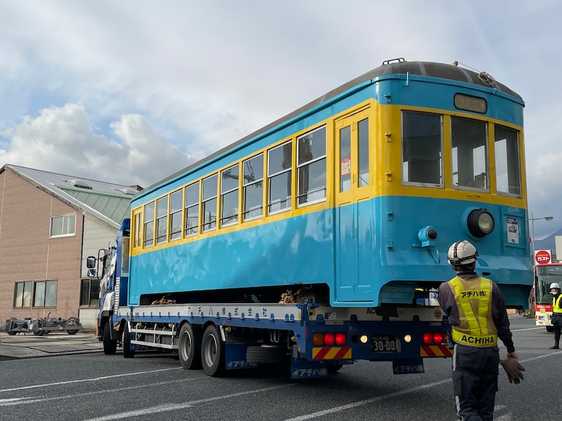 台車と車体（ボディ）を別トレーラーに積載し、長崎から全行程陸送した
