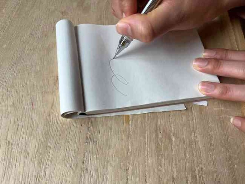 ダイソーの「シャープペン（フレフレ＆ノック式、0.5mm）」は持ちやすい