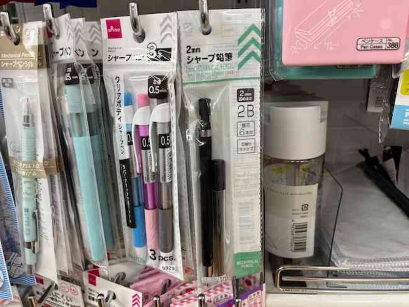 ダイソーの「2mmシャープ鉛筆（2B替え芯6本付、芯削りキャップ）」