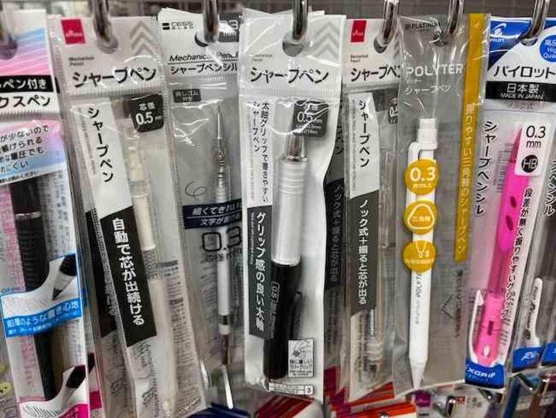 ダイソーの「シャープペン 太軸グリップ付0.5mm」