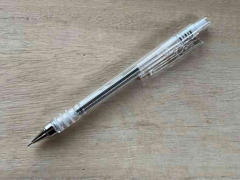 「シャープペン（フレフレ＆ノック式、0.5mm）」の芯径は0.5mm