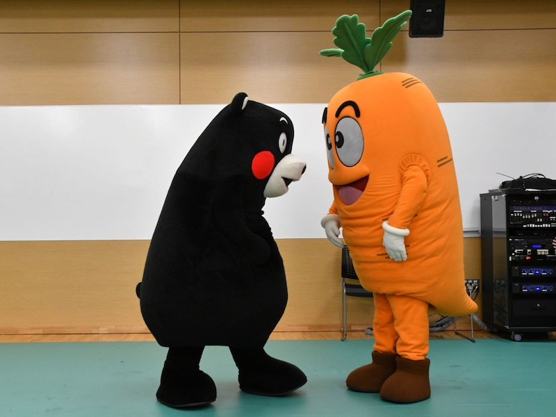 おいしそう……（くまモン心の声）＝2月8日、熊本県菊陽町