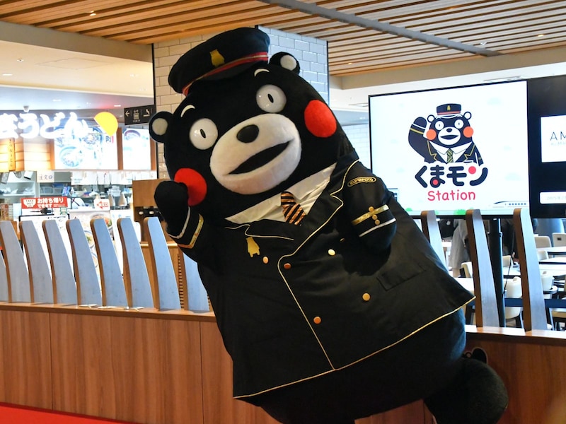 駅長姿には自信アリ！＝2月9日、熊本県熊本市