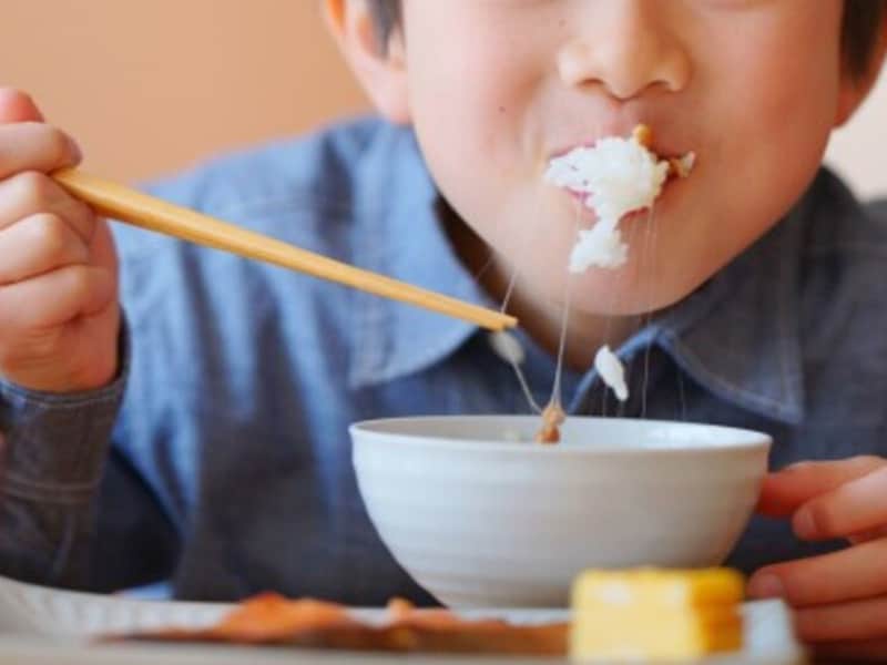 お茶碗をテーブルに置いたまま食べることを、俗に「犬食い」と言います