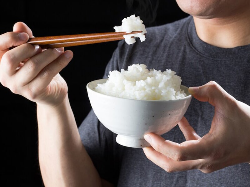 こちらも独特なお茶碗の持ち方。ある意味、器用とも？