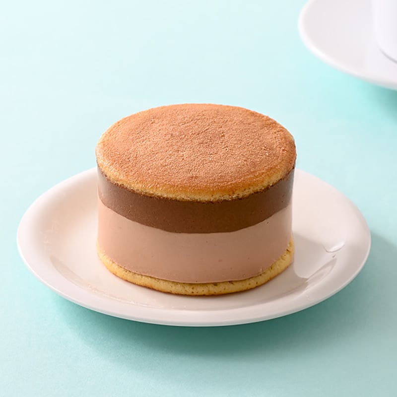 ファミリーマート「極厚　どら焼きバーガー（チョコムース&ミルクチョコムース）」