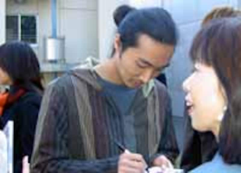 サインに応じる