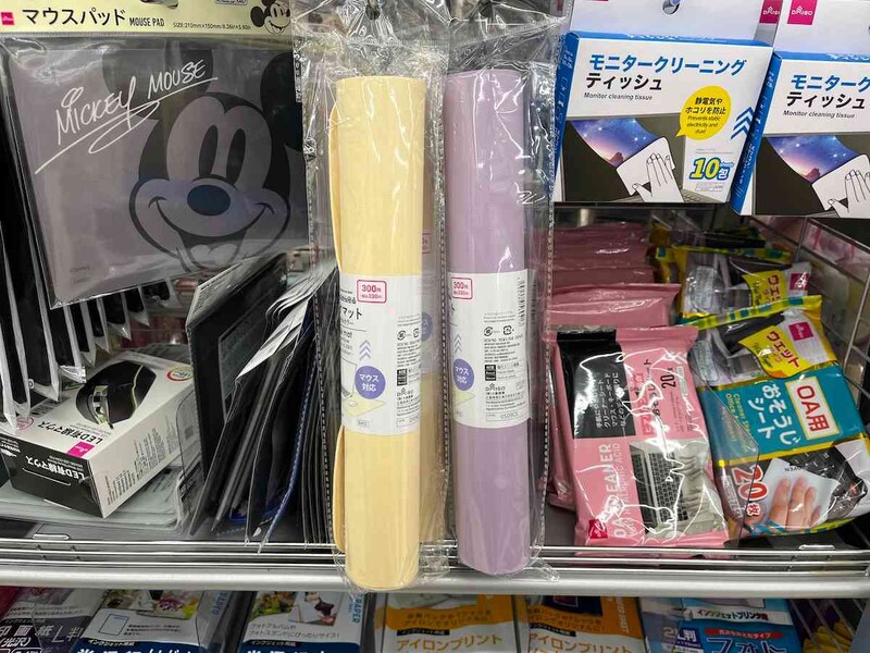 ダイソーの「デスクマット パステルカラー」